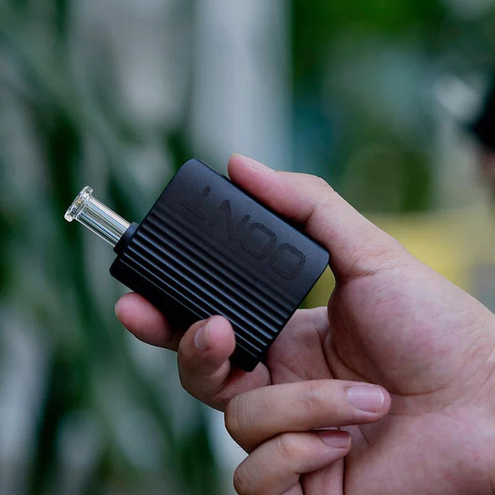 XMAX OONT vaporizer size in hand